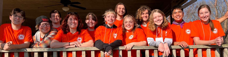 Honors Alternative Spring Break volunteers pose for a group photo.